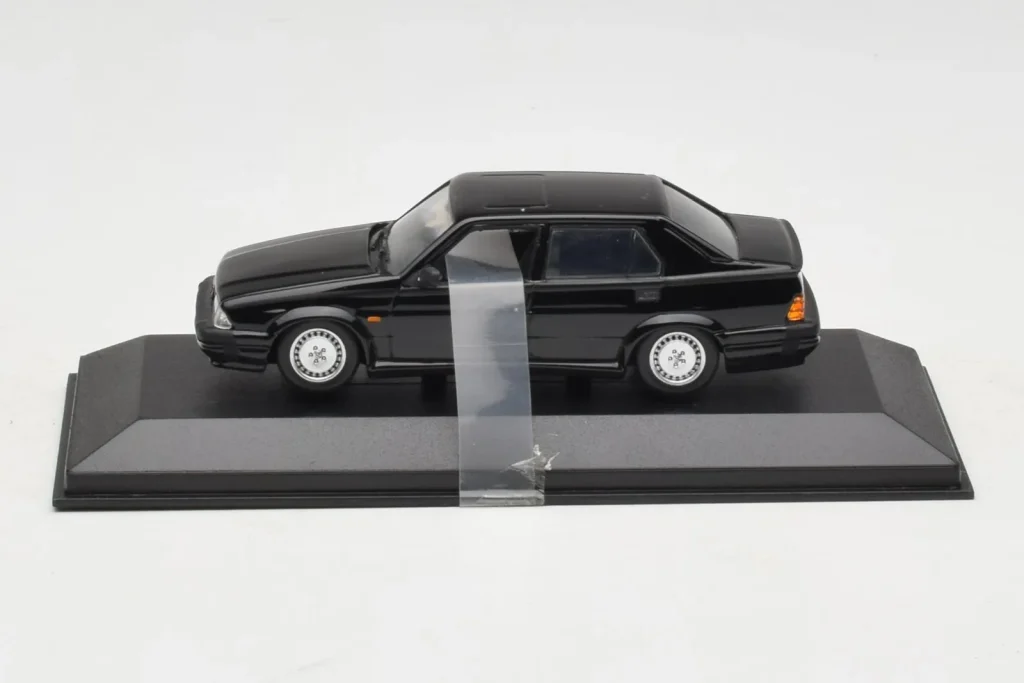 โมเดลรถ 1:43 Alfa Romeo 75 3.0 V6 สีดำ Minichamps (มือสอง)