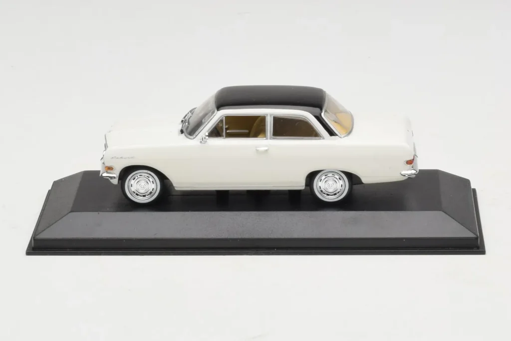 โมเดลรถ 1:43 Opel Rekord A White Black Roof Minichamps (มือสอง)
