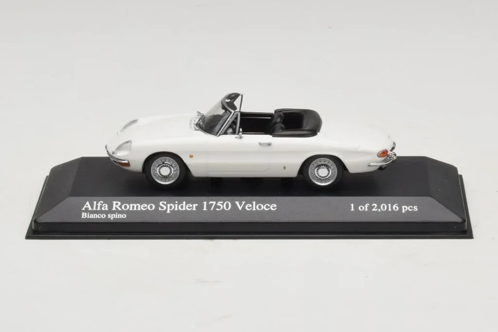 โมเดลรถ 1:43 Alfa Romeo 1750 Spider Veloce สีขาว Minichamps (มือสอง)