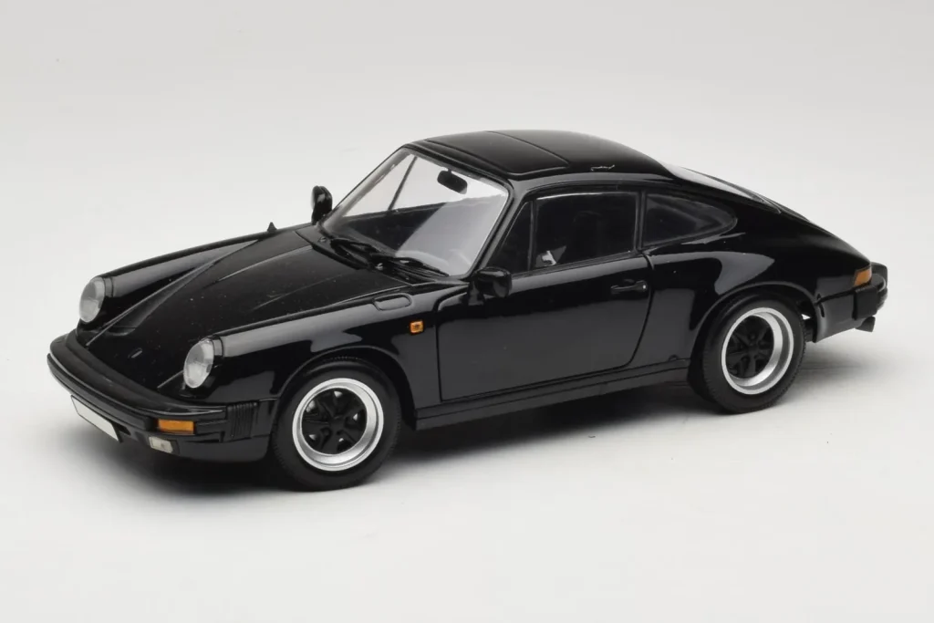 โมเดลรถ 1:18 Porsche 911 Carrera 3.2 สีดำ Minichamps (มือสอง)