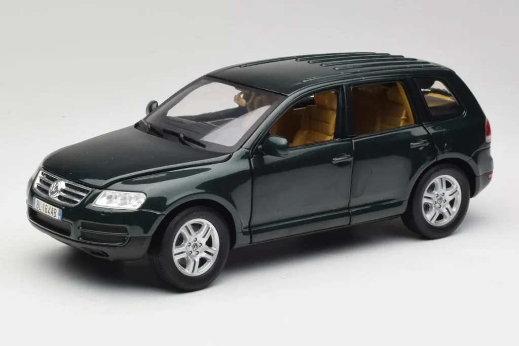 โมเดลรถ 1:18 Volkswagen Touareg V10 TDI Reed สีเขียวเมทัลลิก Bburago (มือสอง)