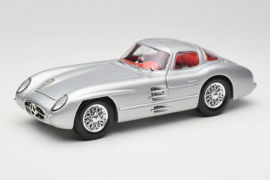 Model 1:18 Mercedes 300 SLR Uhlenhaut Coupe silver Maisto [36898]