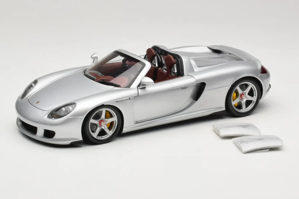 Model 1:18 Porsche Carrera GT metallic silver Minichamps