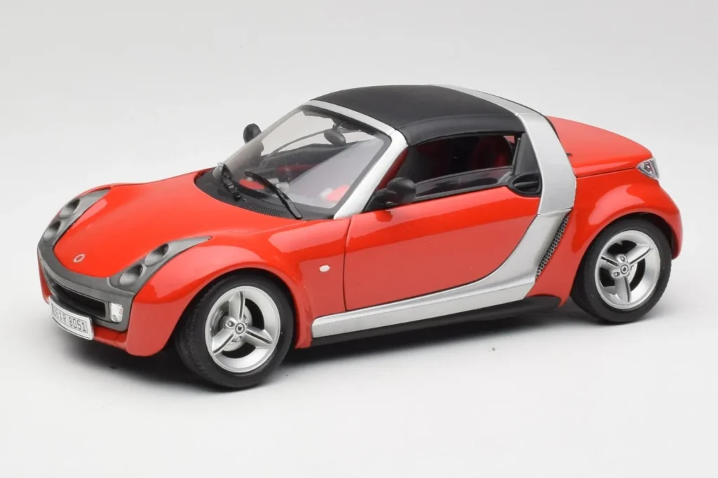 โมเดลรถ 1:18 Smart Roadster สีแดง Bburago (มือสอง)