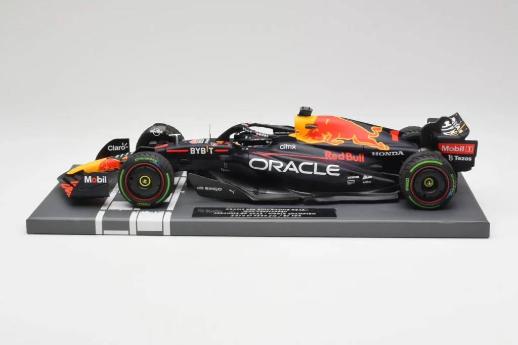 车型 1:18 Red Bull RB18 #1 M. Verstappen Japan GP Winner No Figure & Pitboard 年 2022 Minichamps