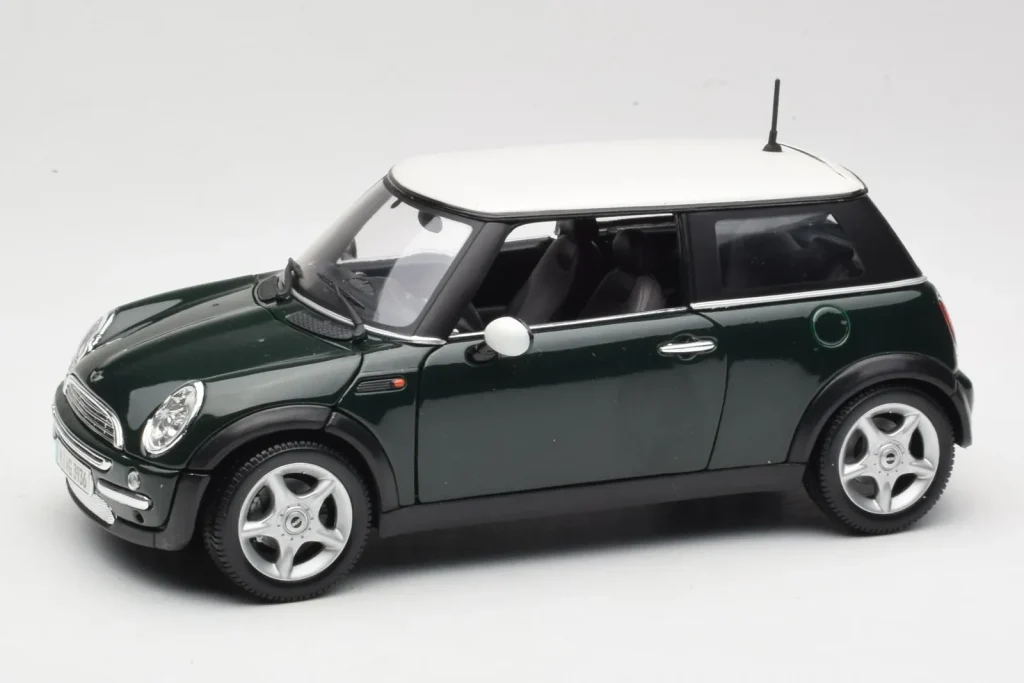 Model 1:18 Mini Cooper Mk7 green Maisto