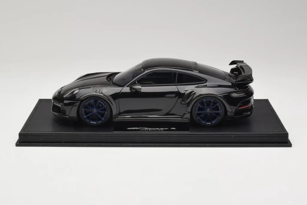โมเดลรถ 1:18 Porsche 911 992 GTstreet R Black With Blue Wheels TechArt