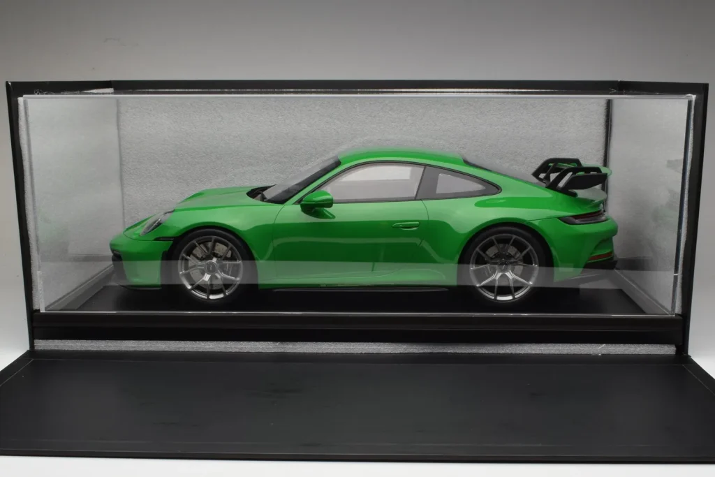 โมเดลรถ 1:8 Porsche 911 992 GT3 Python สีเขียว GT Spirit
