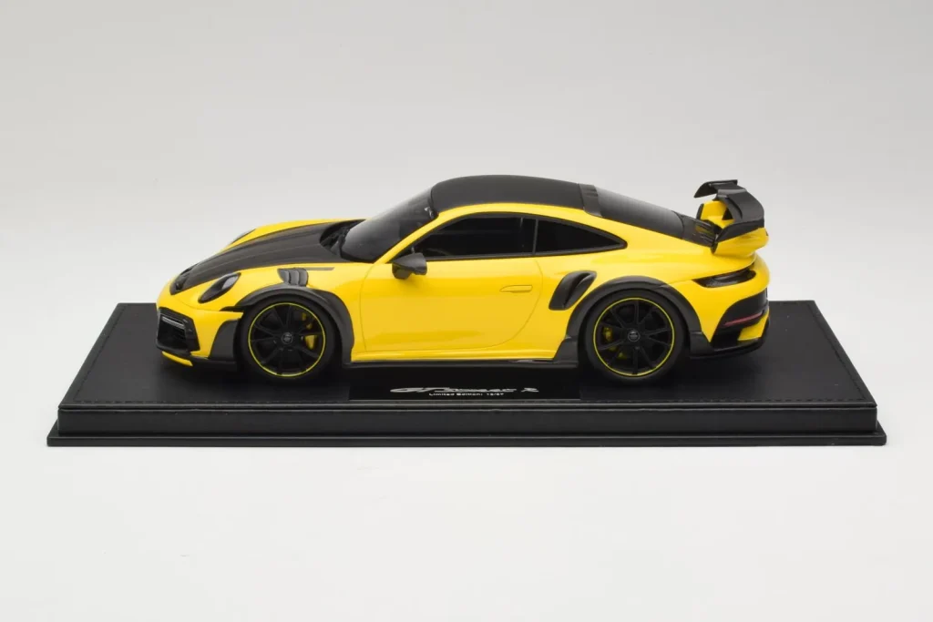 โมเดลรถ 1:18 Porsche 911 992 GTstreet R Yellow With Black Wheels TechArt