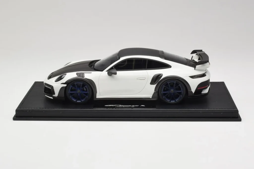 โมเดลรถ 1:18 Porsche 911 992 GTstreet R White With Blue Wheels TechArt