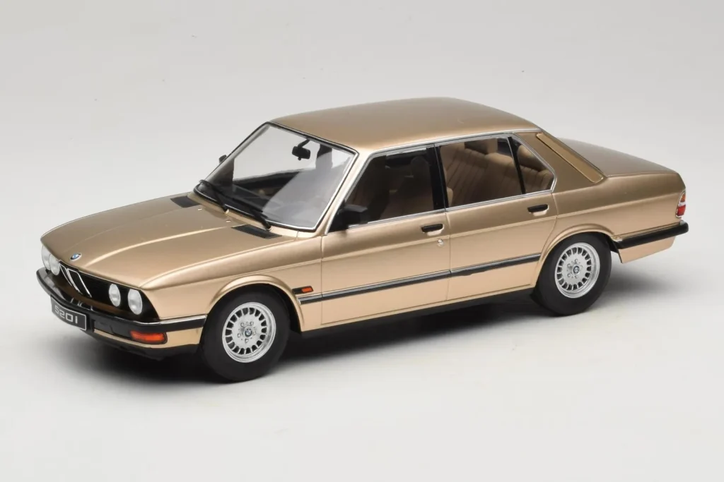 โมเดลรถ 1:18 BMW 520i E28 สีทองเมทัลลิก IXO