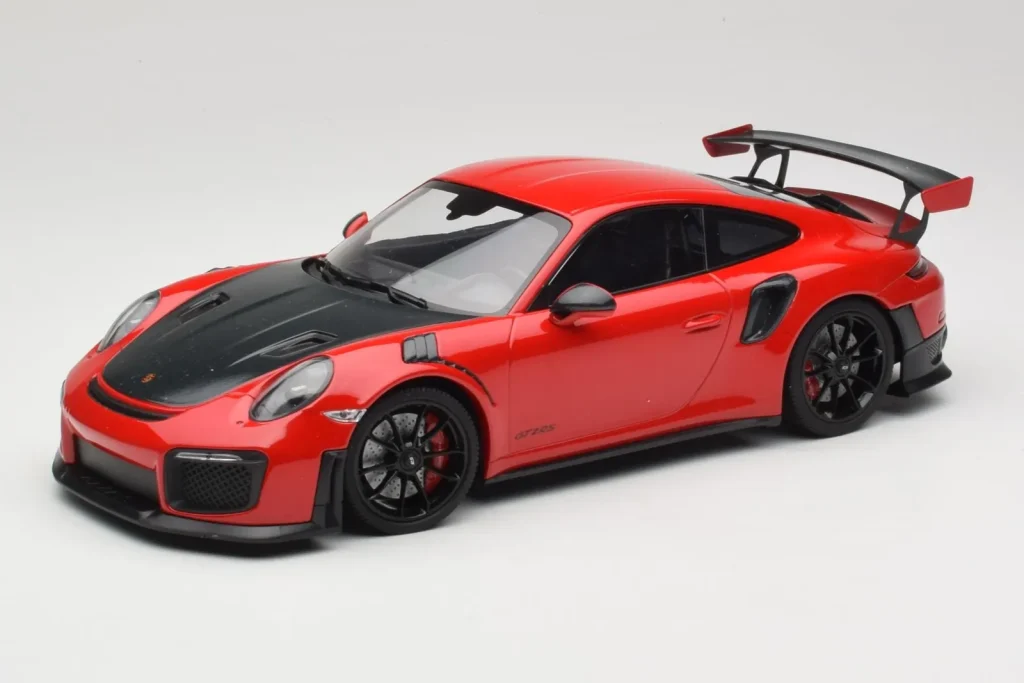 โมเดลรถ 1:18 Porsche 911 GT2 RS 991.2 Red Black Wheels Minichamps [155968307] (มือสอง)
