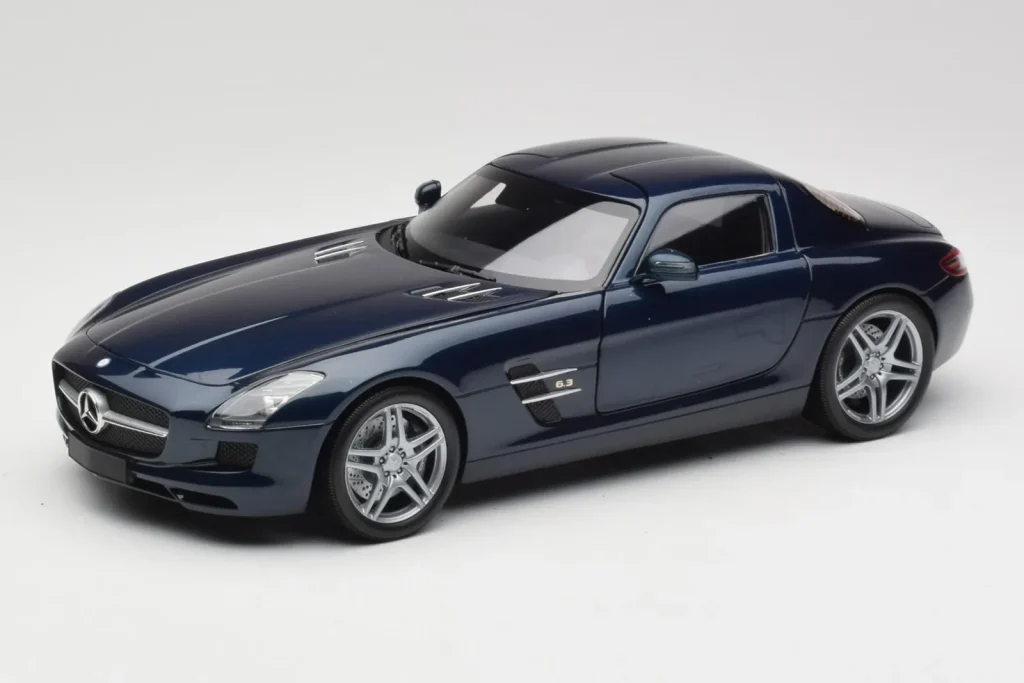 โมเดลรถ 1:18 Mercedes SLS AMG C197 สีน้ำเงินเมทัลลิก Minichamps [180039021] (มือสอง)