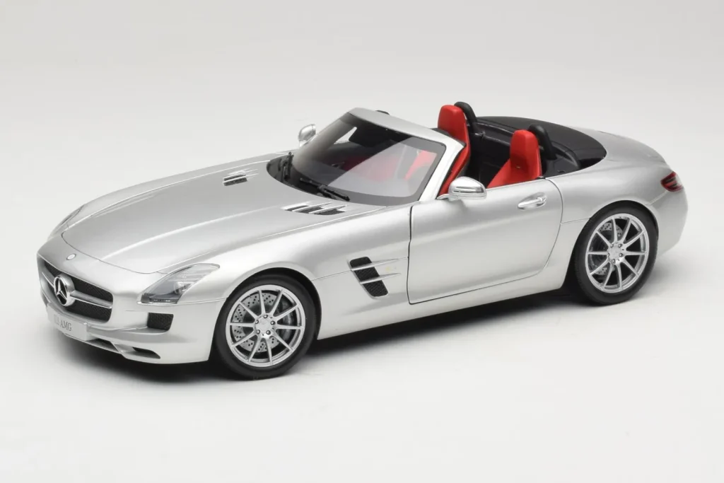 โมเดลรถ 1:18 Mercedes SLS AMG Roadster Iridium สีเงิน Minichamps (มือสอง)