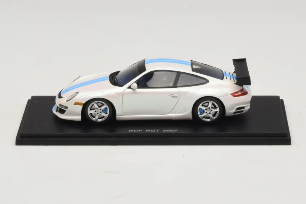 โมเดลรถ 1:43 Porsche RUF RGT 997 สีขาวเมทัลลิก Spark (มือสอง)