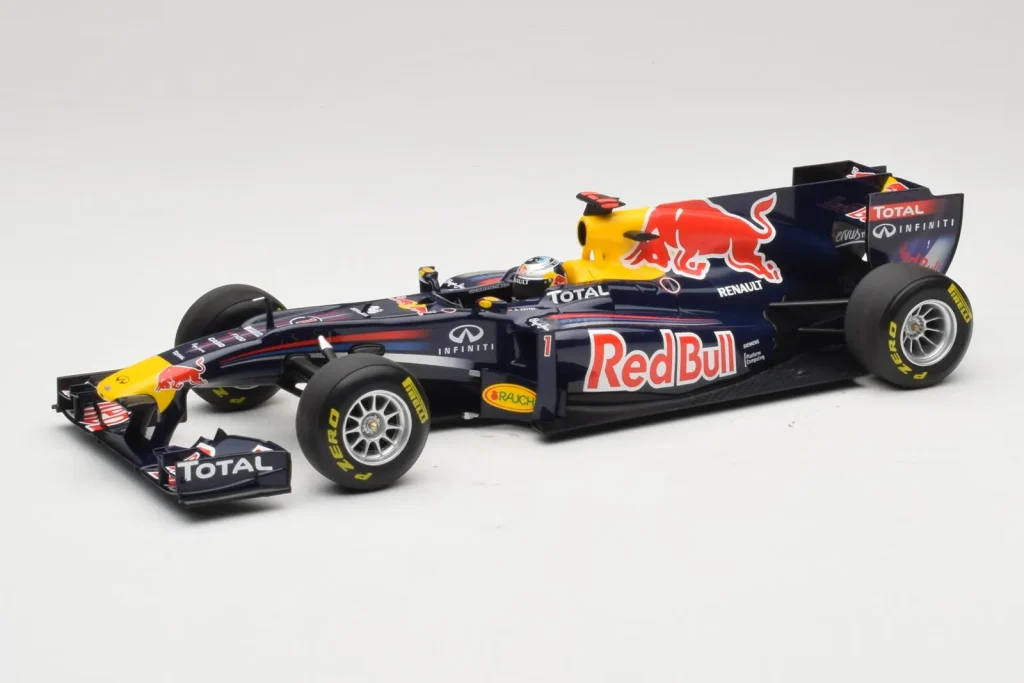 โมเดลรถ 1:18 Red Bull RB7 Renault #1 S. Vettel Red Bull Racing Showcar ปี 2011 Minichamps (มือสอง)
