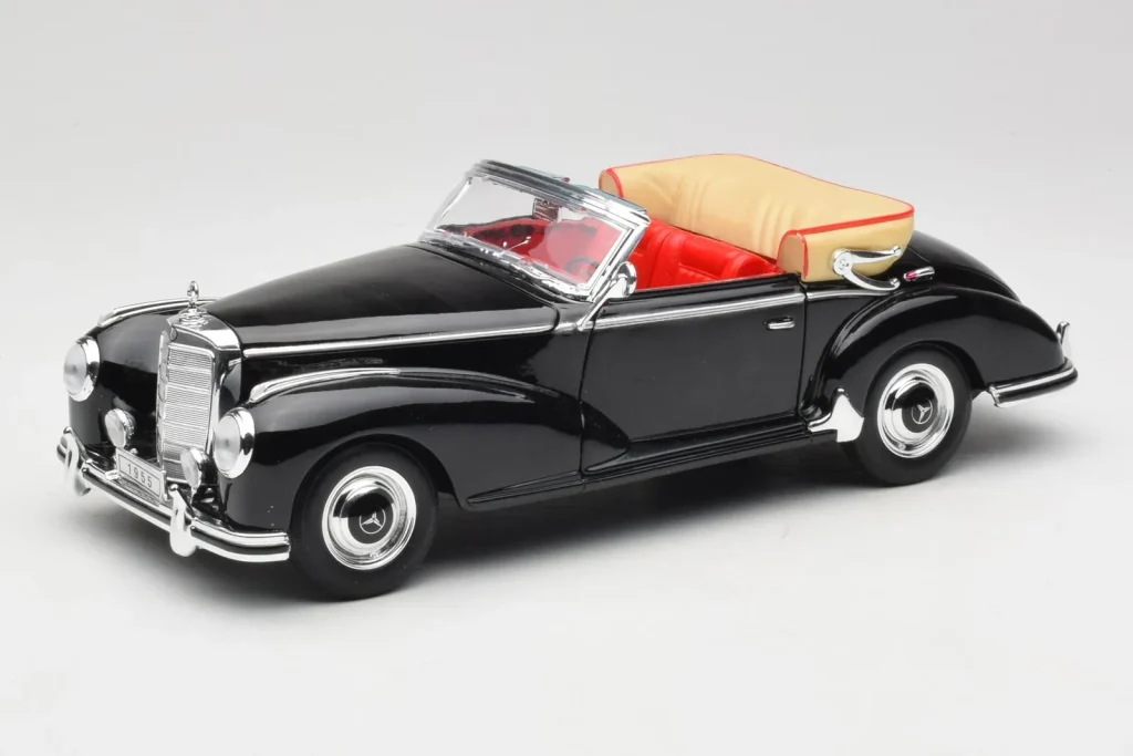 โมเดลรถ 1:18 Mercedes 300S W188 Roadster สีดำ Welly (มือสอง)
