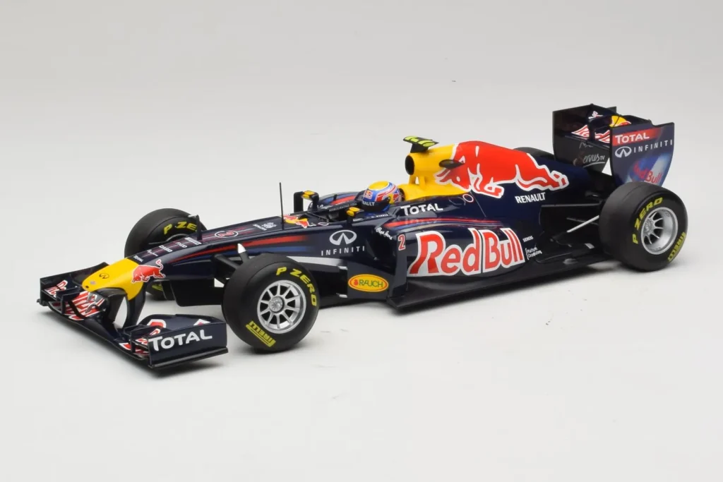 โมเดลรถ 1:18 Red Bull RB7 Renault #2 M. Webber Red Bull Racing Showcar ปี 2011 Minichamps (มือสอง)