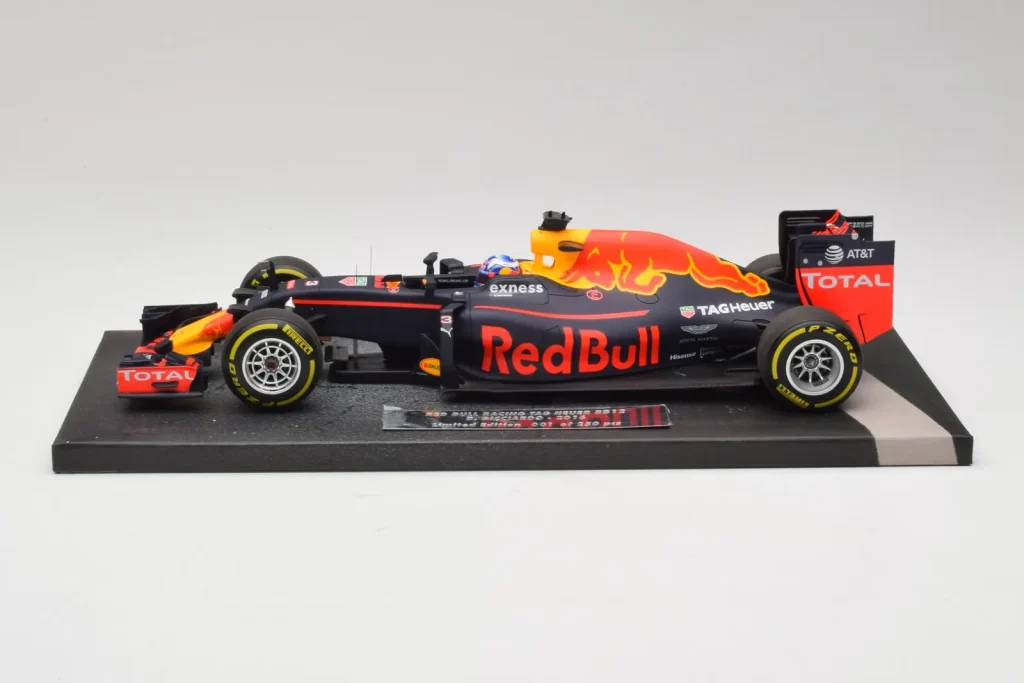 โมเดลรถ 1:18 Red Bull RB12 Tag Heuer #3 D. Ricciardo Red Bull Racing Showcar ปี 2016 Minichamps (มือสอง)