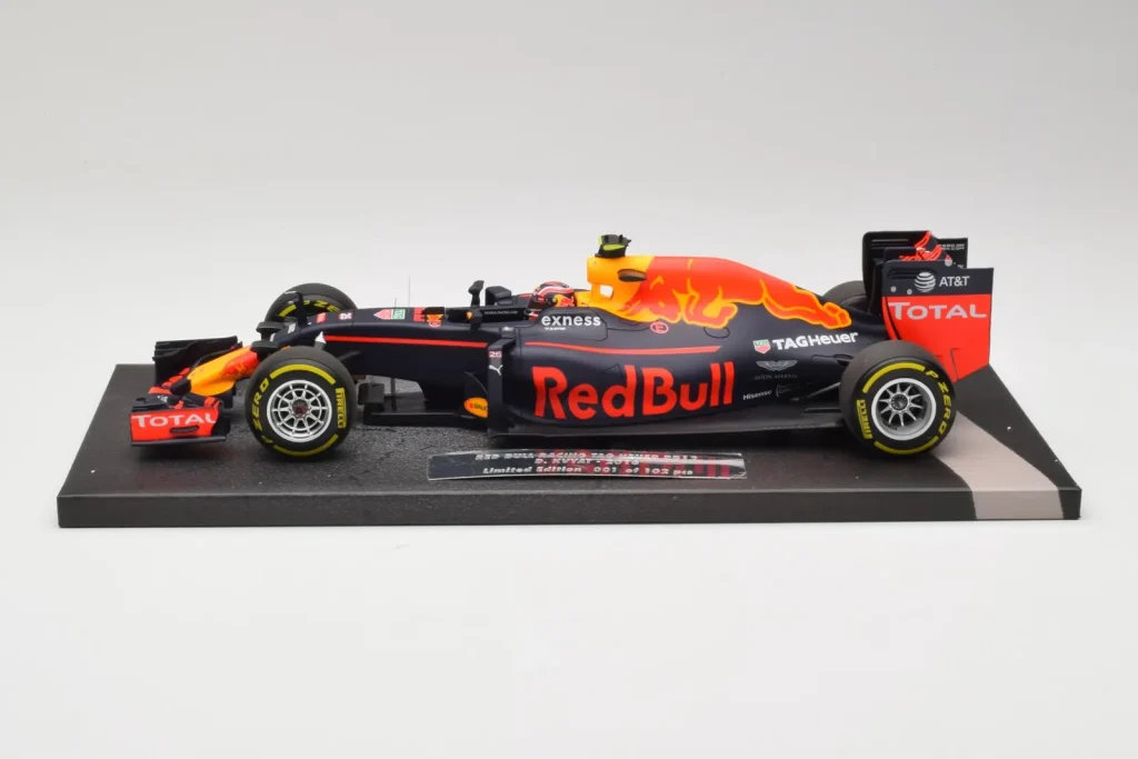 โมเดลรถ 1:18 Red Bull RB12 Tag Heuer #26 D. Kvyat Red Bull Racing Showcar ปี 2016 Minichamps (มือสอง)