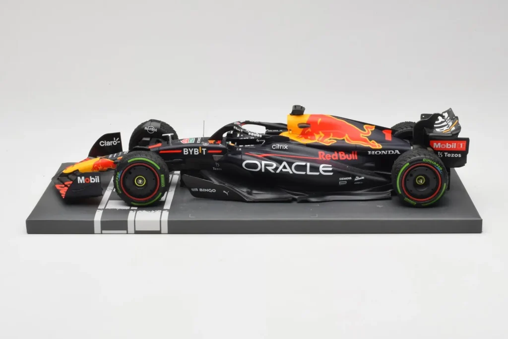 โมเดลรถ 1:18 Red Bull Racing RB18 #1 M. Verstappen Japan GP Winner ปี 2022 Minichamps (มือสอง)
