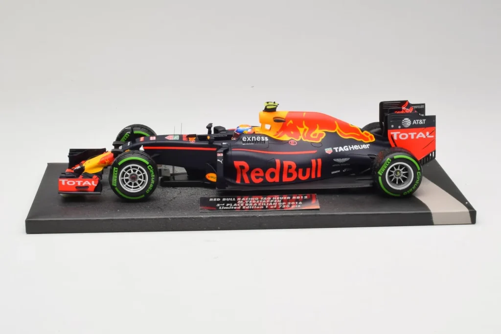 โมเดลรถ 1:18 Red Bull RB12 Tag Heuer #33 M. Verstappen Red Bull Racing Showcar ปี 2016 Minichamps (มือสอง)
