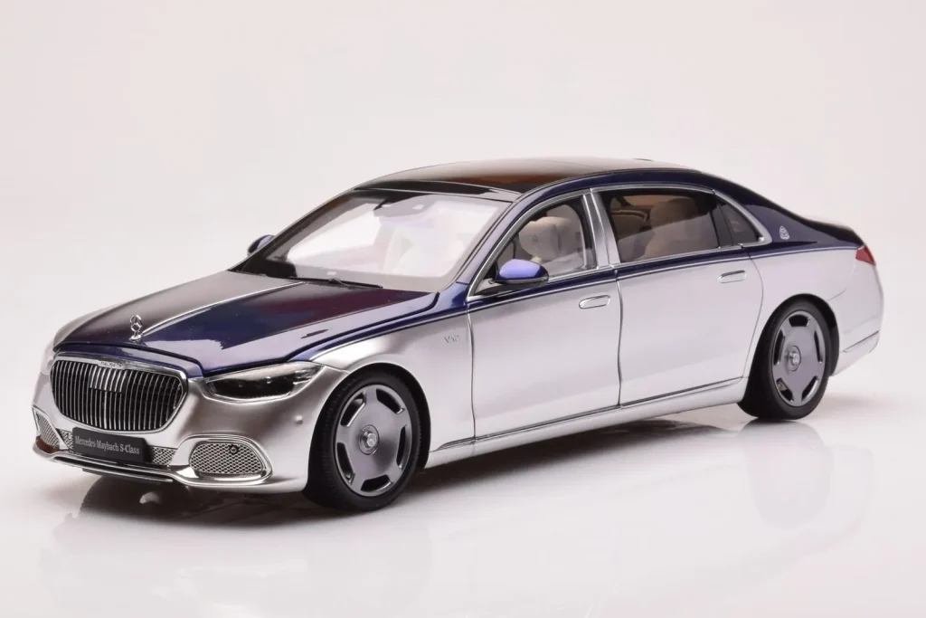 โมเดลรถ 1:18 Mercedes Maybach S680 W223 Nautical Blue Cirrus Silver Almost Real