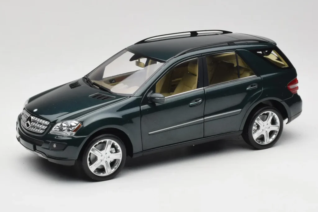 โมเดลรถ 1:18 Mercedes ML W164 สีเขียวเมทัลลิก Minichamps (มือสอง)