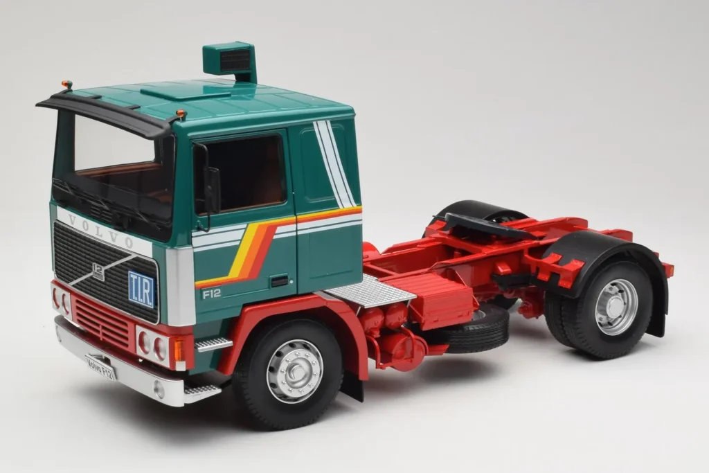 โมเดลรถ 1:18 Volvo F1220 Green Red Road Kings