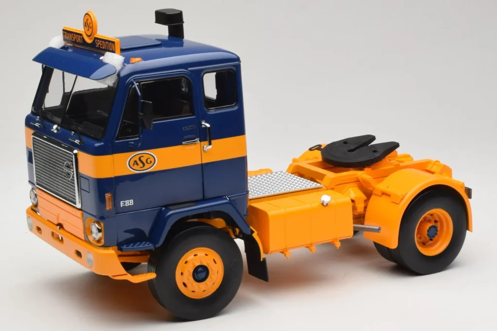 โมเดลรถ 1:18 Volvo F88 Dark Blue Yellow MCG