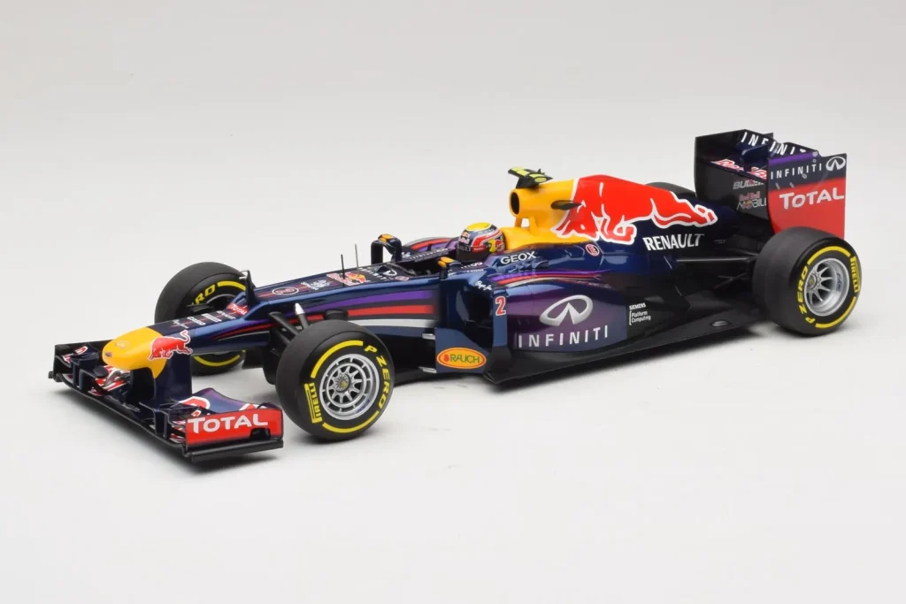 โมเดลรถ 1:18 Red Bull RB9 Renault #2 M. Webber Infiniti Red Bull Racing Showcar ปี 2013 Minichamps (มือสอง)