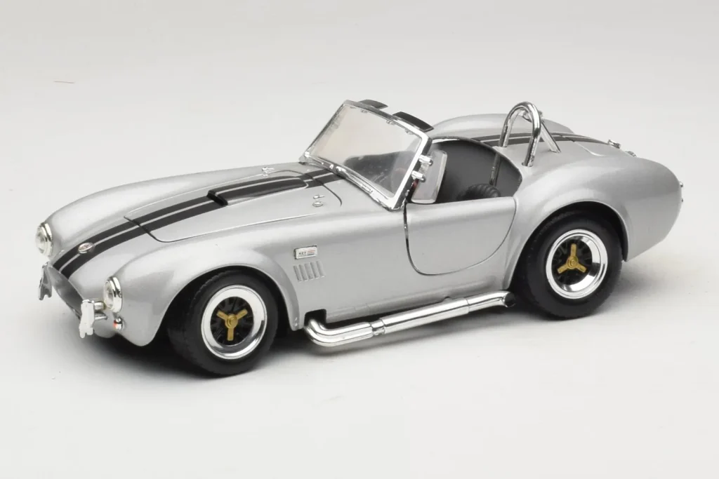 โมเดลรถ 1:18 Shelby Cobra 427S/C Silver With Black Stripes Road Signature (มือสอง)