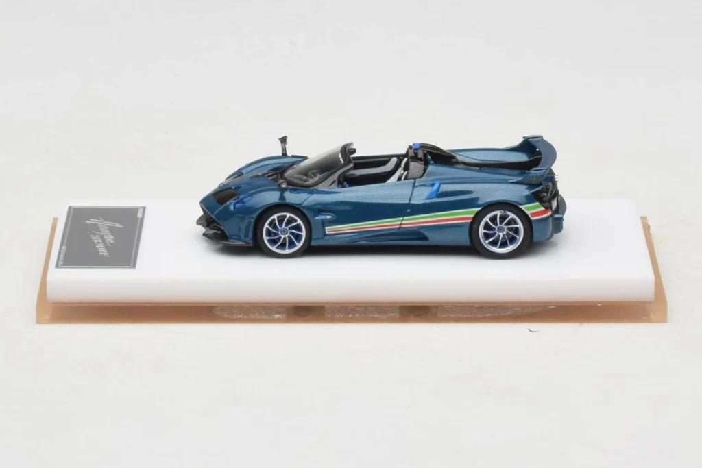 Model 1:64 Pagani Huayra Tricolore Roadster blue Henson & Heaven