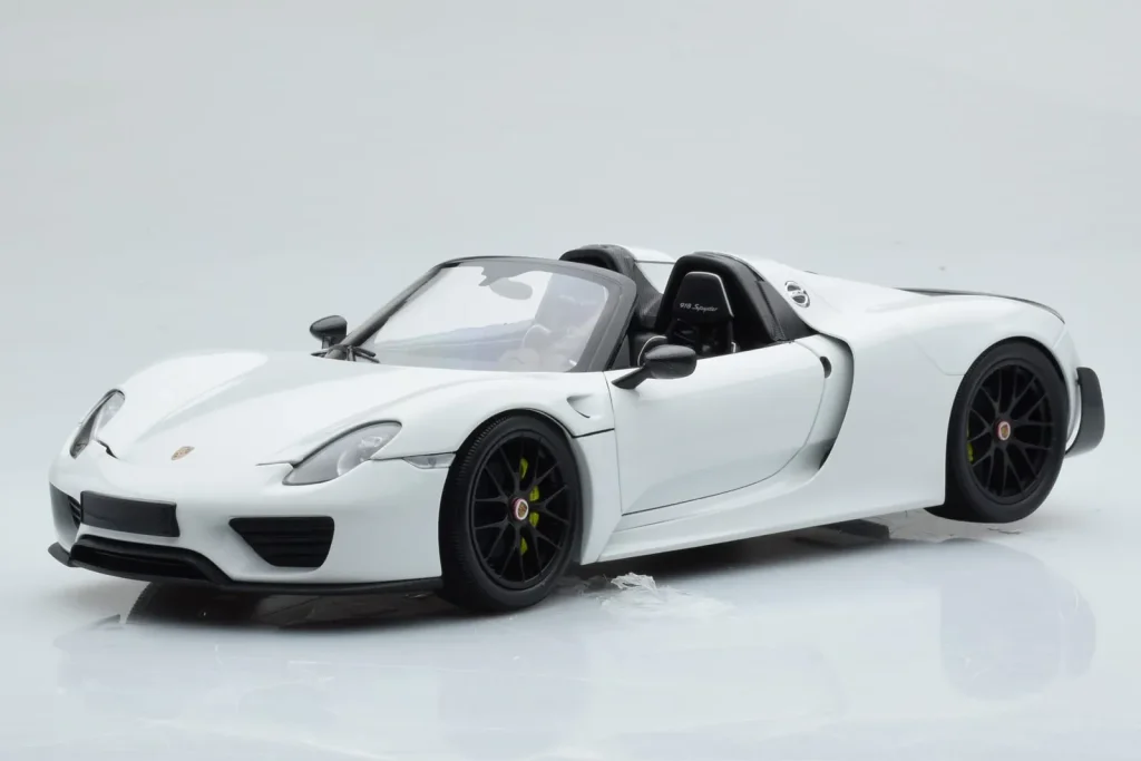 โมเดลรถ 1:18 Porsche 918 Spyder Weissach Package White With Black Wheels Minichamps