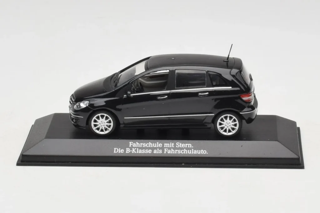 车型 1:43 Mercedes B-Class W245 Driving School 黑色 Minichamps