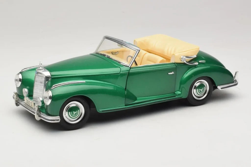 โมเดลรถ 1:18 Mercedes 300S Cabriolet สีเขียวเมทัลลิก Maisto (มือสอง)