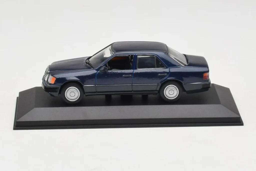โมเดลรถ 1:43 Mercedes W124 Dark Blue Minichamps (มือสอง)