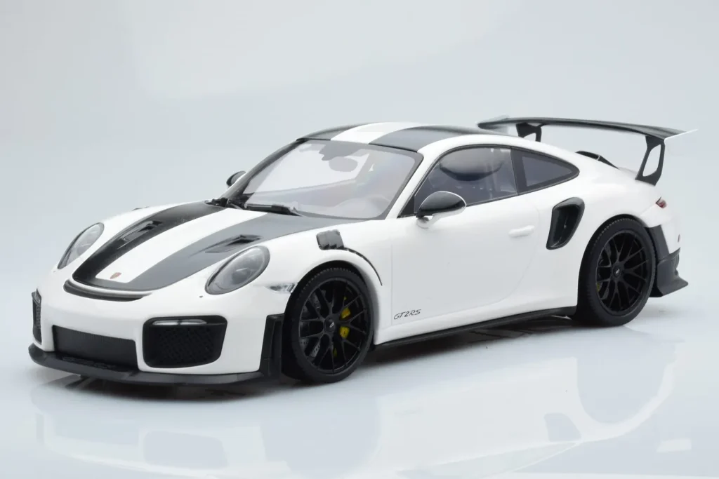 Model 1:18 Porsche 911 GT2 RS 991.2 Weissach Package White Black Magnesium Wheels Minichamps