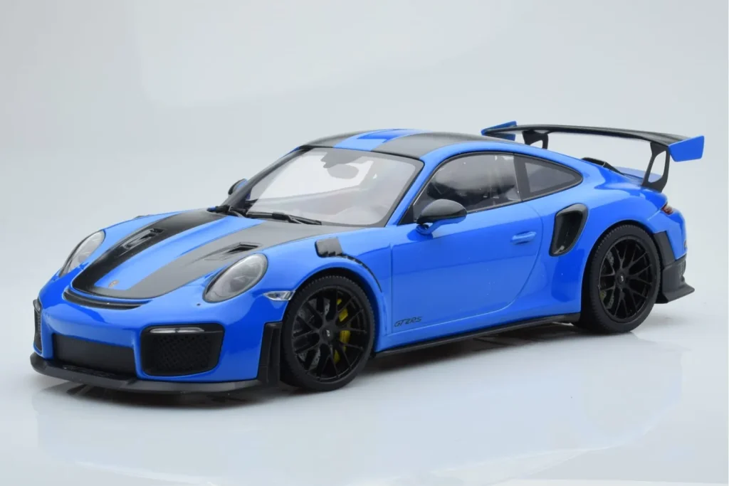 Model 1:18 Porsche 911 GT2 RS 991.2 Weissach Package Blue Black Magnesium Wheels Minichamps