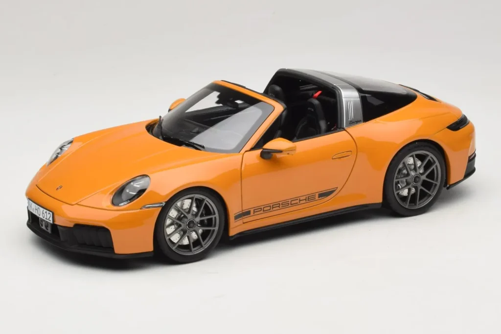 车型 1:18 Porsche 911 992.2 Targa 4 GTS Bahama 黄色 Norev