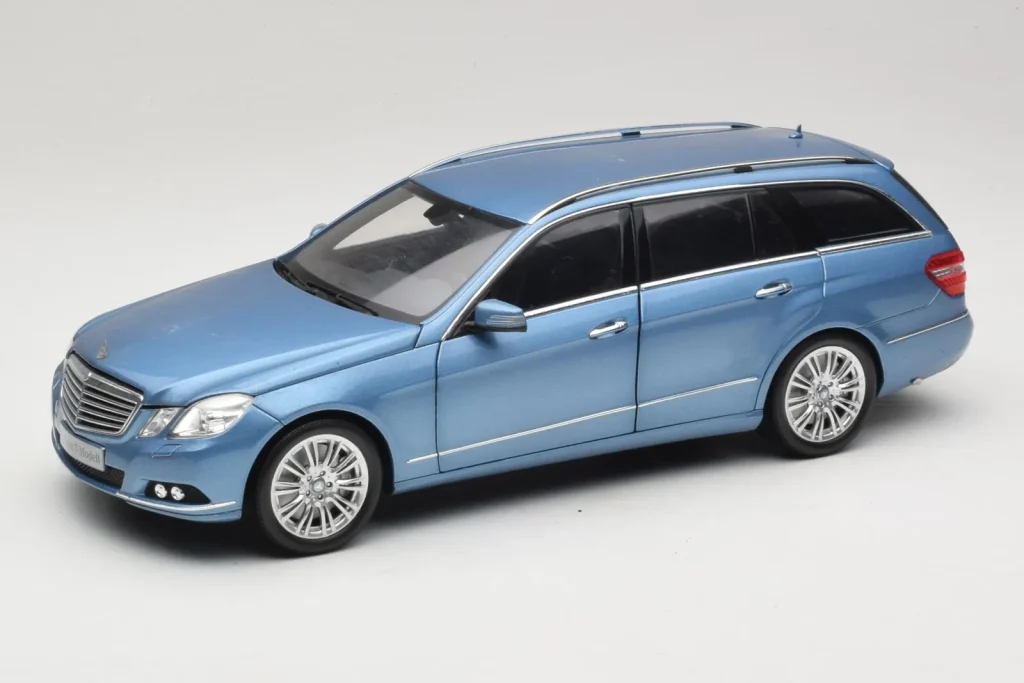 โมเดลรถ 1:18 Mercedes E-Class W212 Estate Indigolith สีน้ำเงินเมทัลลิก Minichamps (มือสอง)