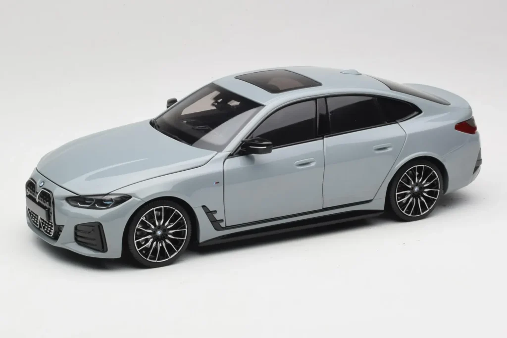 โมเดลรถ 1:18 BMW i4 G26 สีเทาเมทัลลิก Minichamps