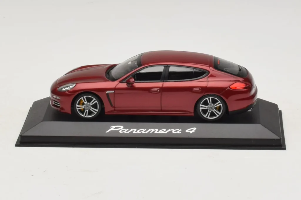 车型 1:43 Porsche Panamera 970 4 金属红 Minichamps