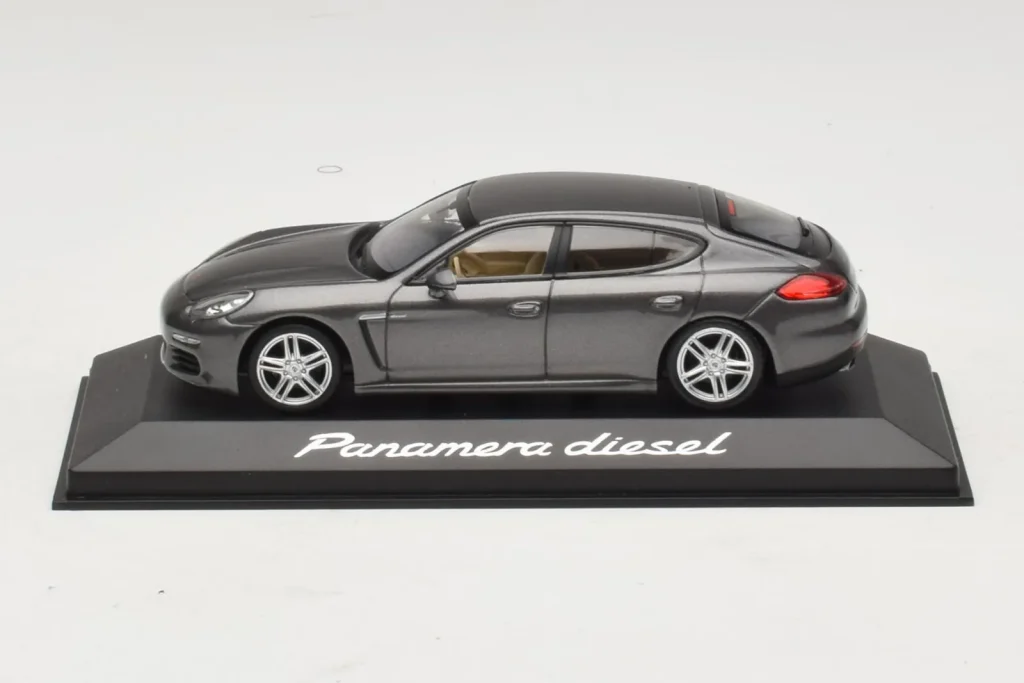 โมเดลรถ 1:43 Porsche Panamera 970 Diesel สีเทาเมทัลลิก Minichamps (มือสอง)