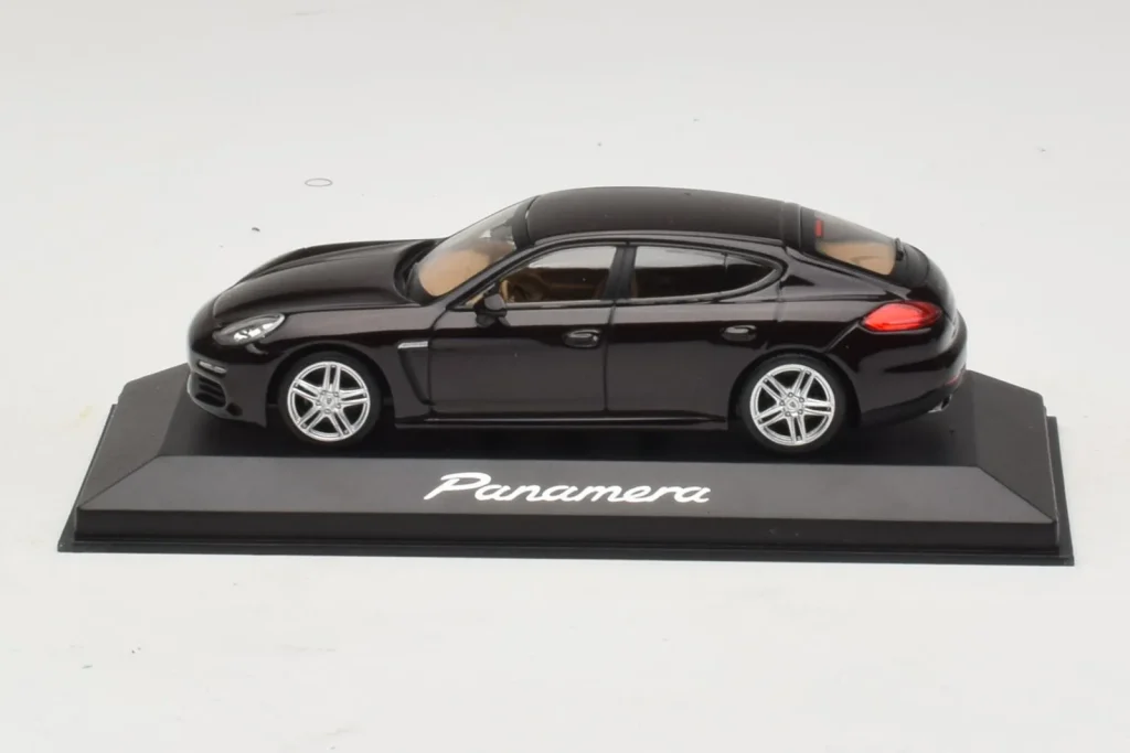 โมเดลรถ 1:43 Porsche Panamera 970 สีดำเมทัลลิก Minichamps (มือสอง)