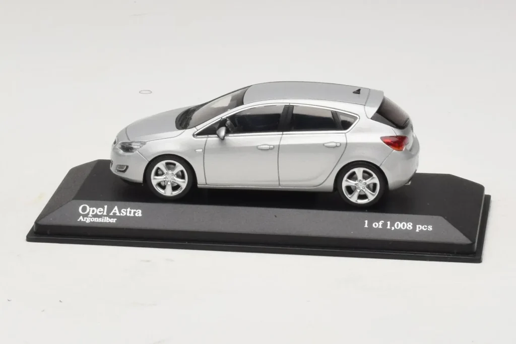 โมเดลรถ 1:43 Opel Astra J สีเงิน Minichamps [400049000] (มือสอง)