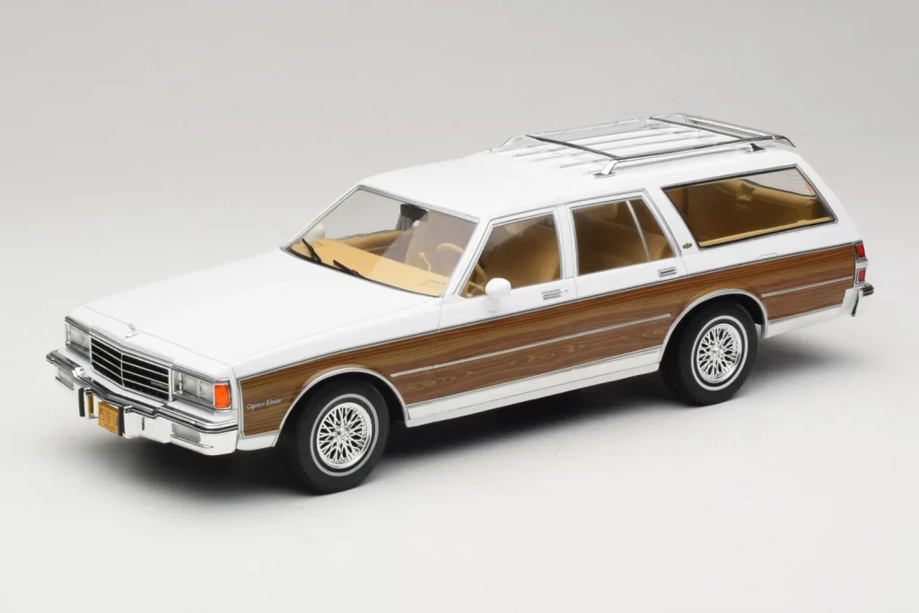 โมเดลรถ 1:18 Chevrolet Caprice Estate Wagon สีขาว MCG