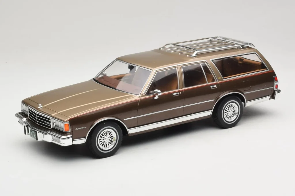 โมเดลรถ 1:18 Chevrolet Caprice Estate Wagon สีเบจ MCG