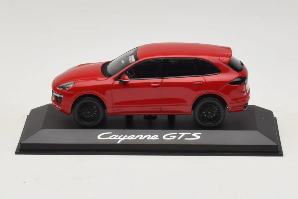 โมเดลรถ 1:43 Porsche Cayenne 958 GTS สีแดง Minichamps (มือสอง)