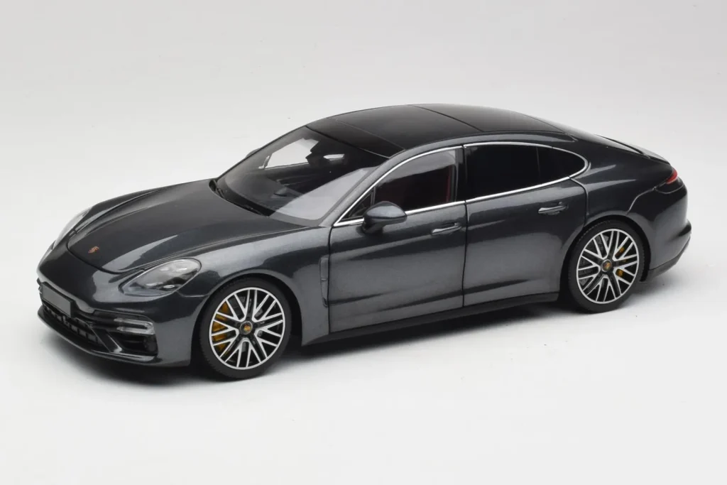 โมเดลรถ 1:18 Porsche Panamera 971 Turbo S สีเทาเมทัลลิก Minichamps
